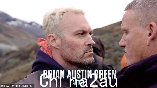 威胁:在下一个场景中,梅根·福克斯 (Megan Fox) 的 50 岁前男友布莱恩·奥斯汀·格林 (Brian Austin Green) 威胁性地盯着另一位演员