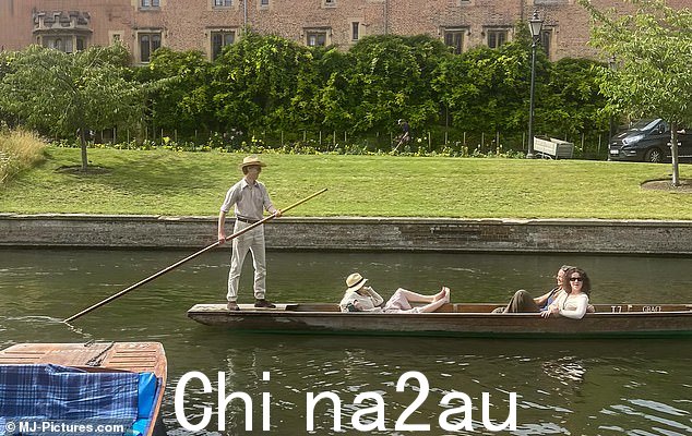 别介意我:周一在剑桥露面时,有人看到这位演员正在尝试这种悠闲的消遣