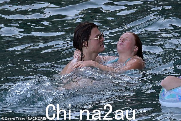 甜蜜:达米安抱着米莉当他们在水中冷却时,在他的怀里