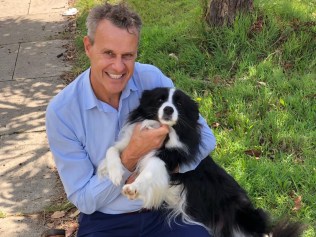 猎人部长 Tim Crakanthorp 在未能提供有关大量私人家庭财产的信息后同意辞职.图片:Facebook。” size=