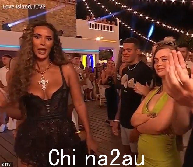 演示职责:28 岁的演示者在挤满 ITV2 直播人群的别墅中漫步,为决赛开场,由 Jess 和 Sammy 获胜。