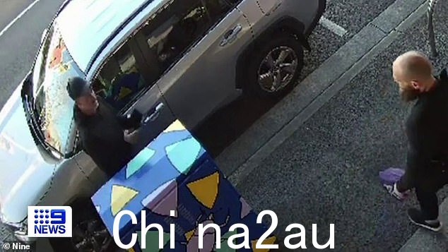 在 9News 发布的视频中,被指控的袭击者似乎与一名无辜的旁观者对峙,后者从他身边后退(如图)