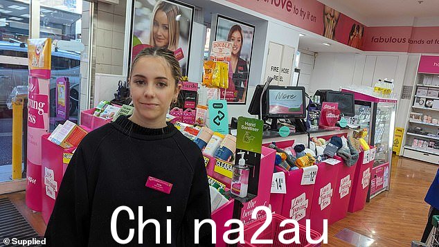 Priceline 员工 Carla Bertolini(如图)告诉澳大利亚《每日邮报》,她被告知该男子在开始可怕的挥舞钢笔狂暴之前曾试图入店行窃