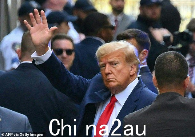 美国前总统唐纳德·特朗普于 2023 年 4 月 4 日在纽约曼哈顿刑事法院受审前抵达。他于 2023 年 8 月 1 日因试图推翻 2020 年选举结果而被起诉
