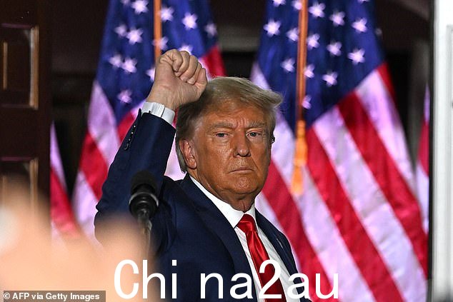 唐纳德·特朗普于 2023 年 6 月 13 日在新泽西州贝德明斯特特朗普国家高尔夫俱乐部贝德明斯特发表讲话后的手势