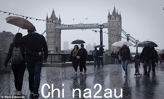 今天的恶劣天气仍将持续,英国气象局在本周初警告称,本月不太可能出现“长期干旱和炎热天气”。如图:周一,人们在伦敦塔桥周围的雨中行走