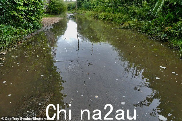 一夜倾盆大雨后,牛津郡邓斯登附近的乡村小路出现地表洪水