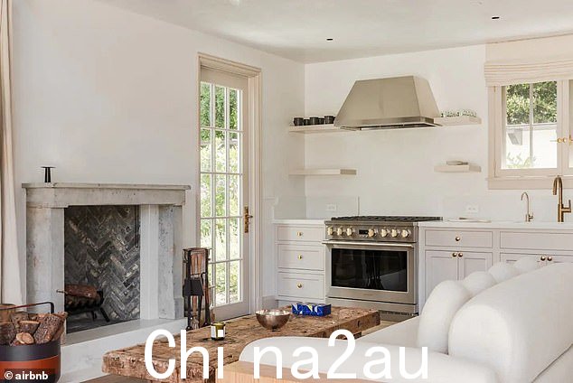 另一个角度:厨房有不锈钢器具