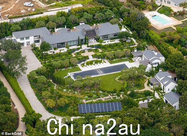 房产:电力公司安装了 60 块太阳能电池板,并在房产上种植了更多树木;宾馆位于右侧,可供 Airbnb