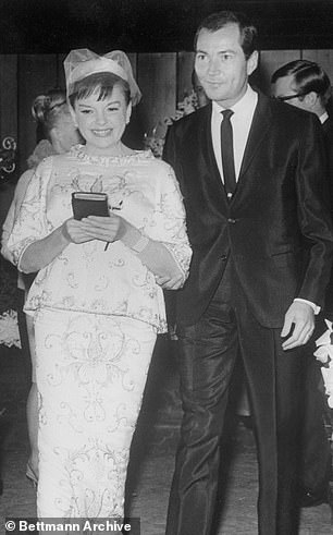 她随后于 1965 年与巡演发起人马克·赫伦 (Mark Herron) 喜结良缘,但五个月后他们分手了