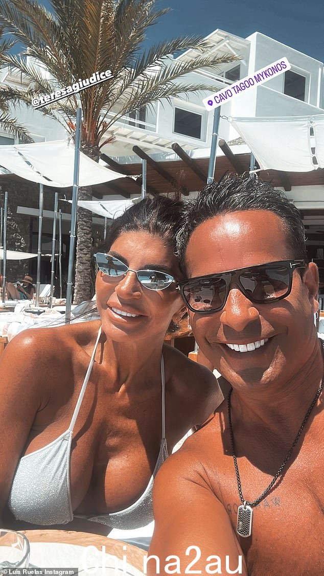 Tre:Bravo 的主打也是与她的丈夫 Joe 一起,他的妹妹是 Teresa Giudice。 Giudice 和她的丈夫 Luis Ruelas 一起去了希腊米科诺斯岛