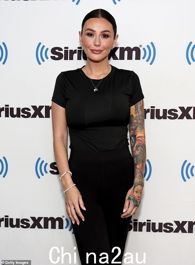 Svelte:Jenni 'JWoww' Farley 穿着由合身 T 恤和时尚靴型裤组成的全黑服装,看起来非常苗条