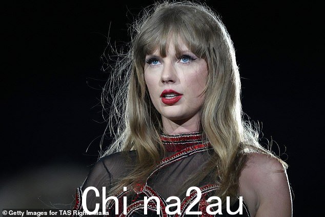 Shake It Off 歌手在洛杉矶的约会结束后,她的巡演将于 8 月 24 日在墨西哥墨西哥城的 Foro Sol 重新举行,进行四次约会,Sabrina Carpenter 将作为她的开场表演。周六在圣克拉拉