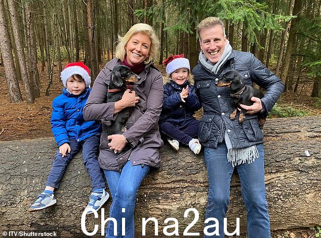 家庭:安东现已与妻子汉娜结婚,两人育有双胞胎乔治和亨丽埃塔,六岁