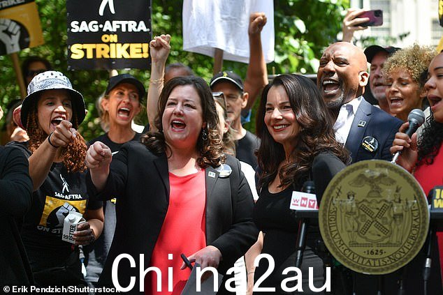令人震惊:美国作家协会罢工已进入第三个月,而 SAG-AFTRA 成员于 7 月 14 日首次罢工