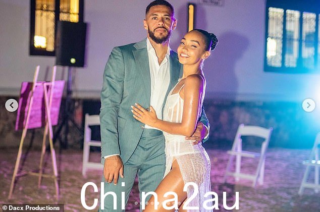 空气中弥漫着爱的气息!这位 Little Mix 明星在美丽的仪式上穿上了一件令人惊叹的白色童话礼服,然后在招待会上换上了一件透明的大腿开叉蕾丝连衣裙