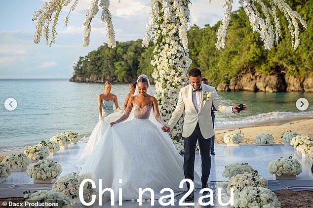 愿景! Leigh-Anne 在与 Andre 的婚礼上穿上了一件令人瞠目结舌的童话礼服,搭配公主裙和低胸蕾丝紧身胸衣