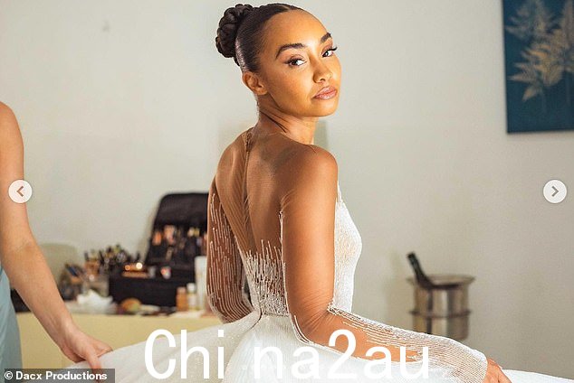愿景!当 Leigh-Anne 在婚礼前摆出姿势拍照时,她那件精致的礼服拥有引人注目的串珠紧身胸衣和透明袖子。