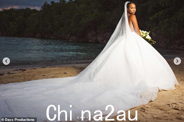 哇! Leigh-Anne 在海滩上摆姿势时,她的裙子上有一条闪闪发光的裙裾,裙摆长达数英尺
