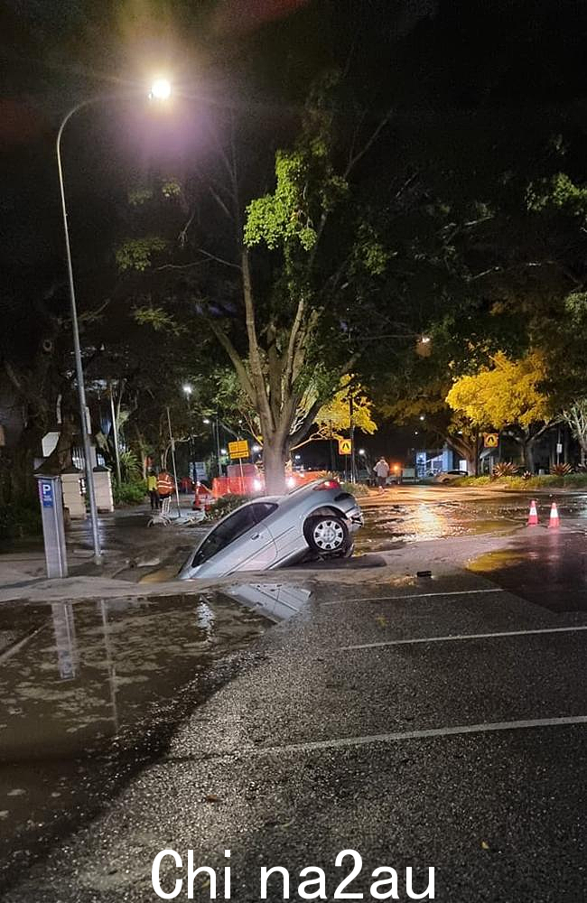 澳洲CBD街道水管破裂，地面出现大洞！不幸的是，车子被“撞”了（合影）—— 2