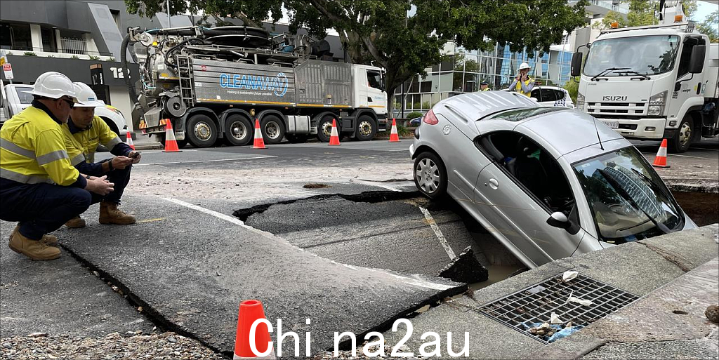 澳洲CBD街道水管破裂，地面出现大洞！不幸的是，车子被“撞”了（合影）—— 4