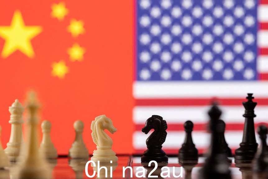 棋子出现在中国和美国国旗前。