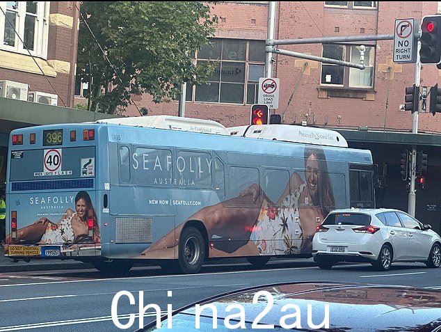 公共巴士上贴满了 31 岁的 Seafolly 宣传活动