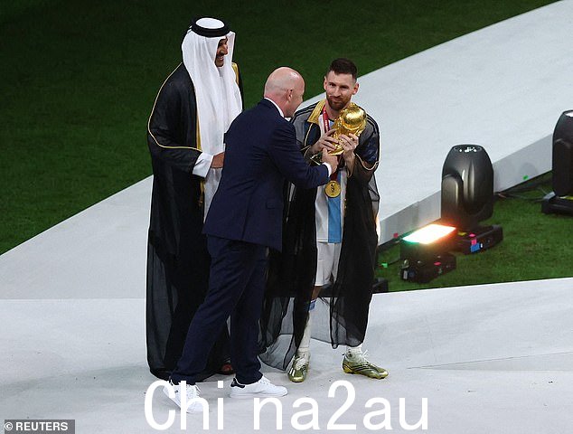 国际足联主帅在卡塔尔男子世界杯上颁发奖杯时将鞋子与西装结合在一起后遭到了球迷的嘲笑(如图)