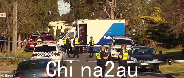 周二下午 1 点 15 分左右,警方赶到墨尔本西部位于 Hoppers Crossing 的 Grevillea Crescent 的一所房屋(如图所示地址),并“逮捕”了一名受重伤的男子。他被送往医院警察看守下的医院
