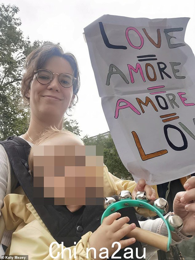 Teddy 可爱的干预出现在人们对 Meloni 政策的强烈反对之际,昨晚 LGBTQ+ 父母聚集在肯辛顿的意大利大使馆外
