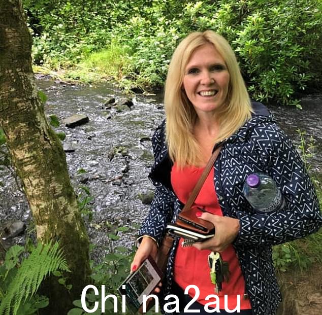 现在,在寻找贾维斯女士一年后,她的亲人——远在泰国张贴失踪海报——敦促她和任何知道她下落的人回家。贾维斯女士如上图所示