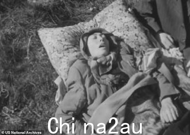 一名疲惫不堪的犹太妇女从载有 2,500 名囚犯的火车被疏散到纳粹集中营后躺在地上