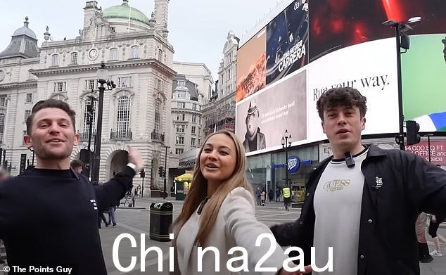 The Points Guy 的两位旅行专家和一位客座旅行影响者(上图为 Nicky、Maz 和 Liam)使用三种不同的预算比较了享受伦敦的三种不同方式