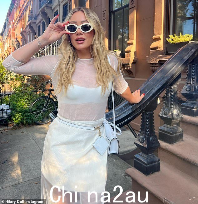 It Girl 气质:这位 35 岁的女演员穿着这件连衣裙,露出她的无肩带胸罩,并夸耀透明的袖子和袖子,看起来很漂亮