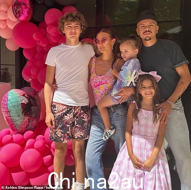 芭比主题生日派对:歌手阿什莉·辛普森(左二)在 Instagram 上发布了她女儿贾格尔(右一)芭比主题生日派对的一系列照片和视频