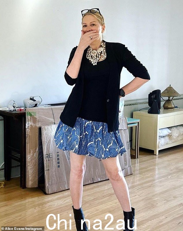 看起来不错:在这些照片中,埃文斯穿着黑色上衣、西装外套和印花蓝色迷你裙,与女儿们一起摆出一副风暴的姿势