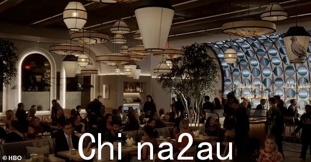 外出就餐:在剧集结束时可以看到这群人在一家餐馆