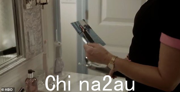 艰难时期:夏洛特回家时翻开了一盒过去的照片,其中有一张令人惊叹的照片,照片中她穿着合身的黑色连衣裙,她把裙子别在了衣服上dress