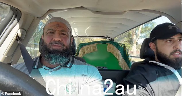 枪击受害者的兄弟(右)与殡仪员 Ahmed Hraichie 一起从灵车前部传递消息
