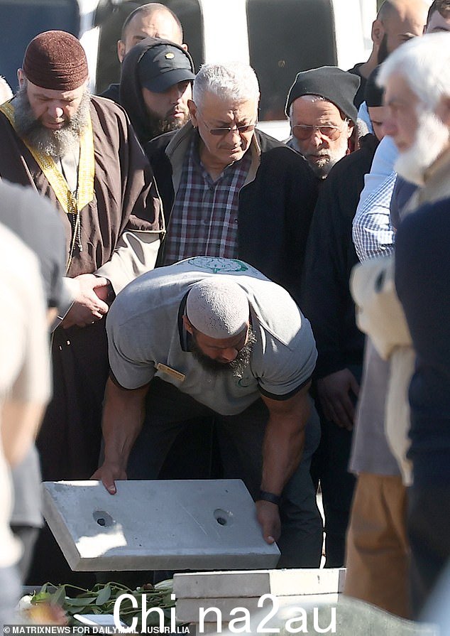 艾哈迈德·阿扎姆 (Ahmad Al-Azzam),25 岁,疑似是悉尼激烈帮派战争的受害者,已造成 23 人死亡。周四,他在悉尼 Lakemba 清真寺举行的伊斯兰仪式中安息。