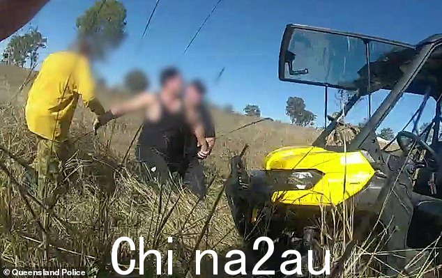 警方称,在玛丽亚山地产上工作的六名人员从警察手中逃入附近的丛林和灌木丛(如图,警方逮捕了其中一名男子)