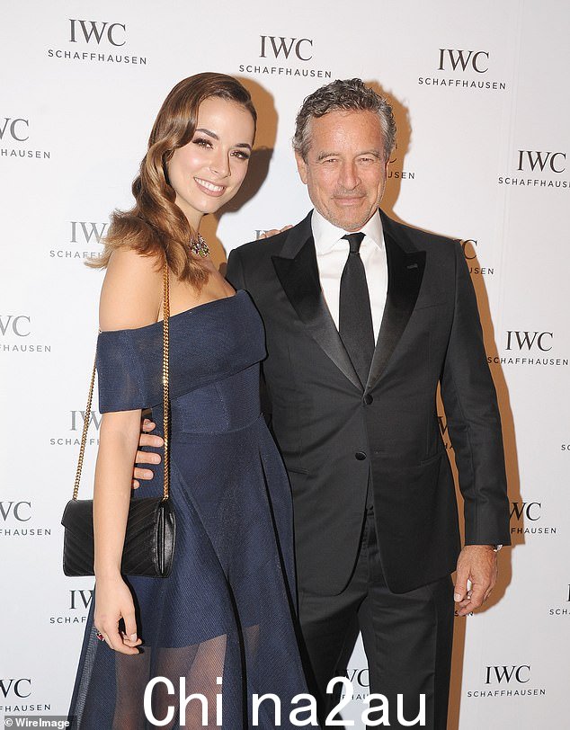 澳大利亚商人 Mark Bouris(与模特 Monika Radulovic 合影)告诉《Sunrise》,创纪录的高利率被认为对经济产生了影响,对于难以支付抵押贷款的澳大利亚人来说,降息即将到来。 =