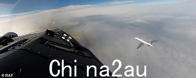 从云层高处,一架台风在俄罗斯“世界末日”飞机上空翱翔(如右图)