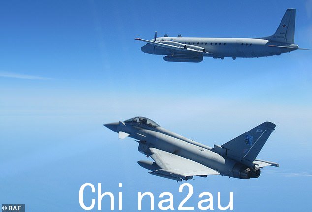 在部署最繁忙的时期,英国皇家空军台风战机在 21 天内紧急升空 21 次(图为其中一架英国喷气式飞机(左)在跟踪一架俄罗斯飞机的行动中)