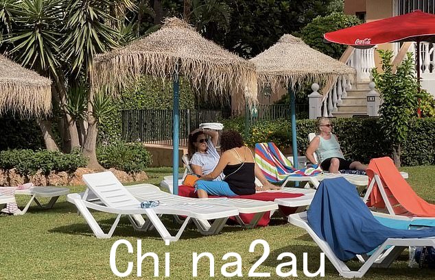 幸运儿:度假者在梧桐花园酒店享受阳光