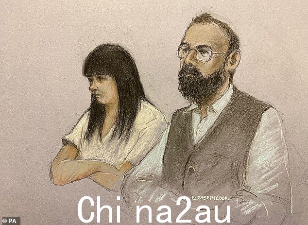 之前的宫廷艺术家素描,39 岁的克雷格·克劳奇(右)与婴儿的母亲杰玛·巴顿(左)