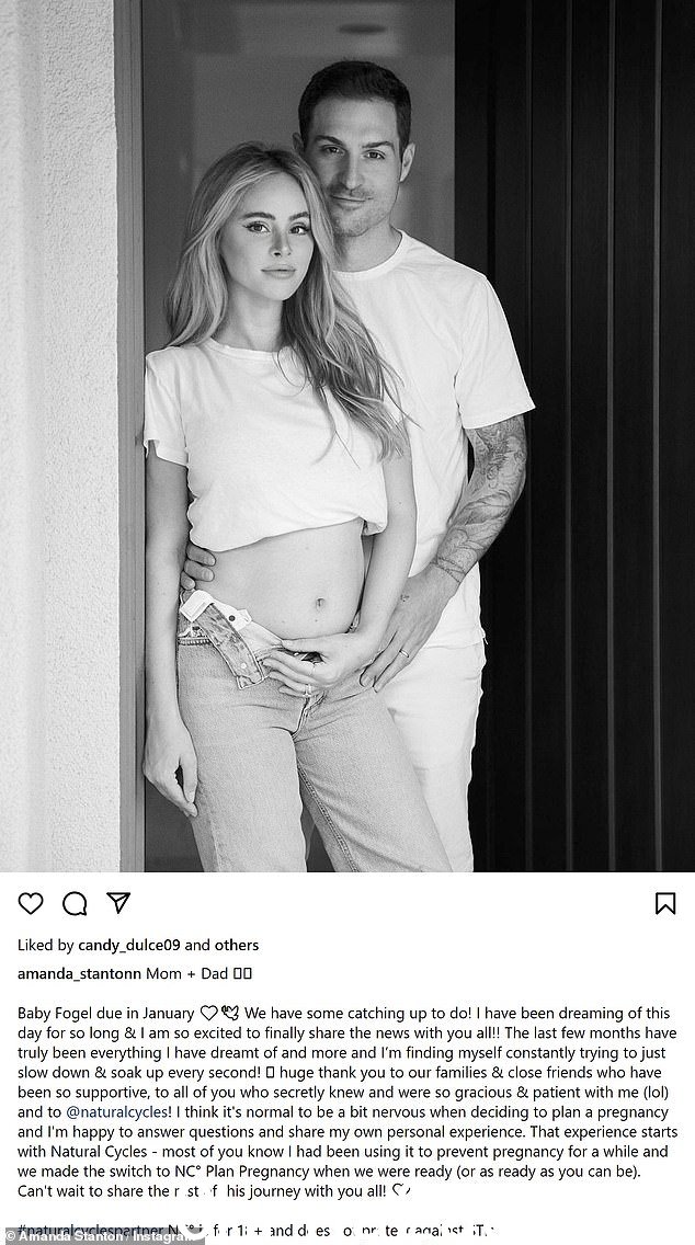 甜蜜的公告:这位 33 岁的前单身汉明星在她的 Instagram 上宣布了这一消息 - 分享了一张她裸露的海湾肿块的照片 - 迈克尔在她旁边
