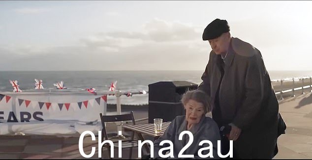 两人最后一次同屏是在半个世纪前的《浪漫的英国女人》中,但他们的化学反应并未减弱。这很重要,因为从很多方面来说,《大逃亡者》都是一个爱情故事