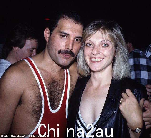 Freddie Mercury(左)的女朋友 Mary Austin(右)目前正在出售他的肯辛顿豪宅 Garden Lodge 中的物品