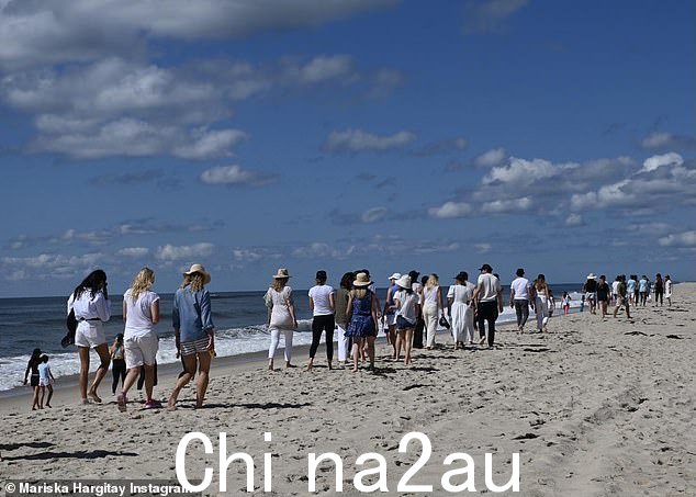 海滩徒步:活动当天,Hargitay 还在社交媒体上分享了全团在沙滩上散步的帖子